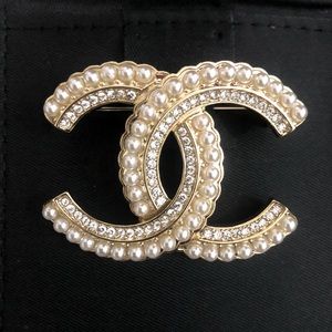 Pre-Loved Pearl Chanel Brooch.